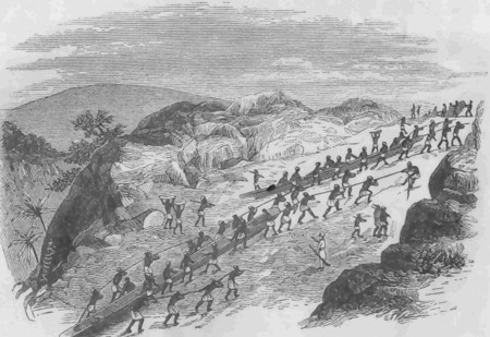 Kanootteja kuljetetaan maata my�ten.