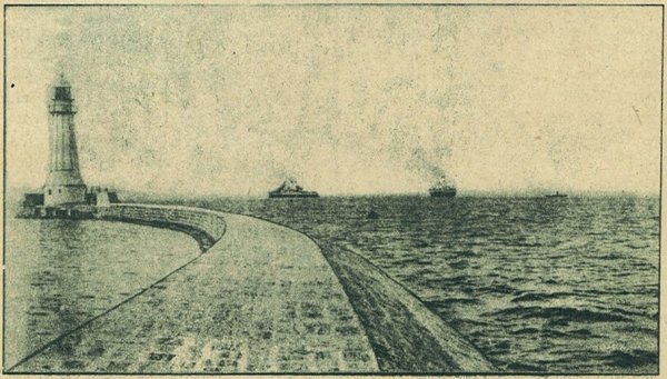 Vil&aacute;g&iacute;t&oacute;torony az odesszai kik&ouml;tőben, a Fekete-tenger partj&aacute;n