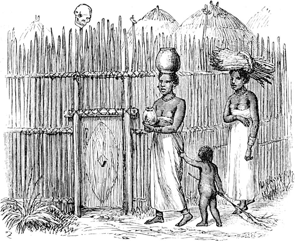 Zwei Frauen und ein Kind
  nähern sich dem Eingang ihres umzäunten Dorfes