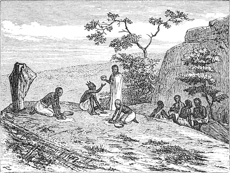 Zwei Männer
  mahlen Mehl, während die anderen warten