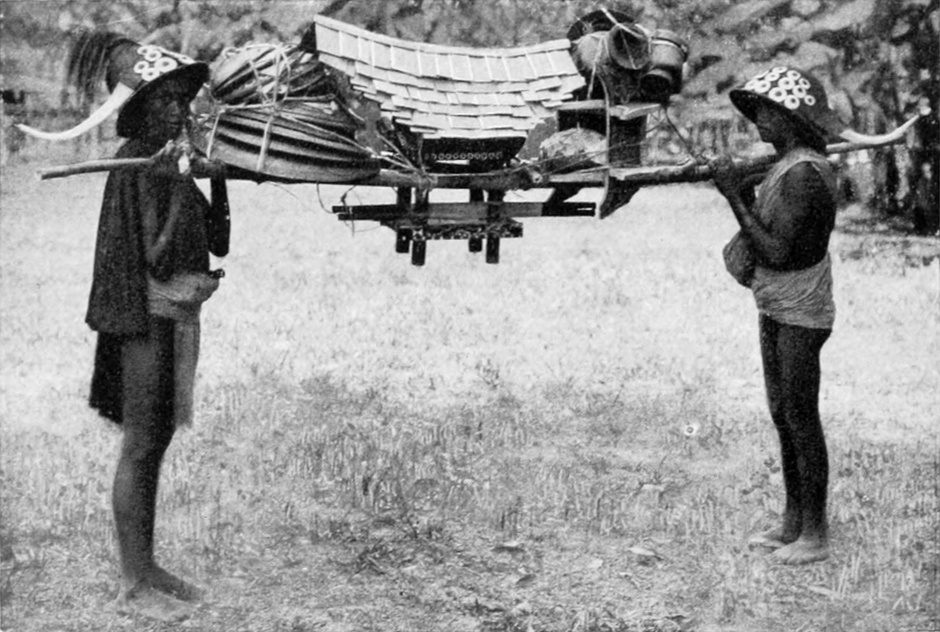 Festlich geschmückte Träger
  mit Totengebeinen